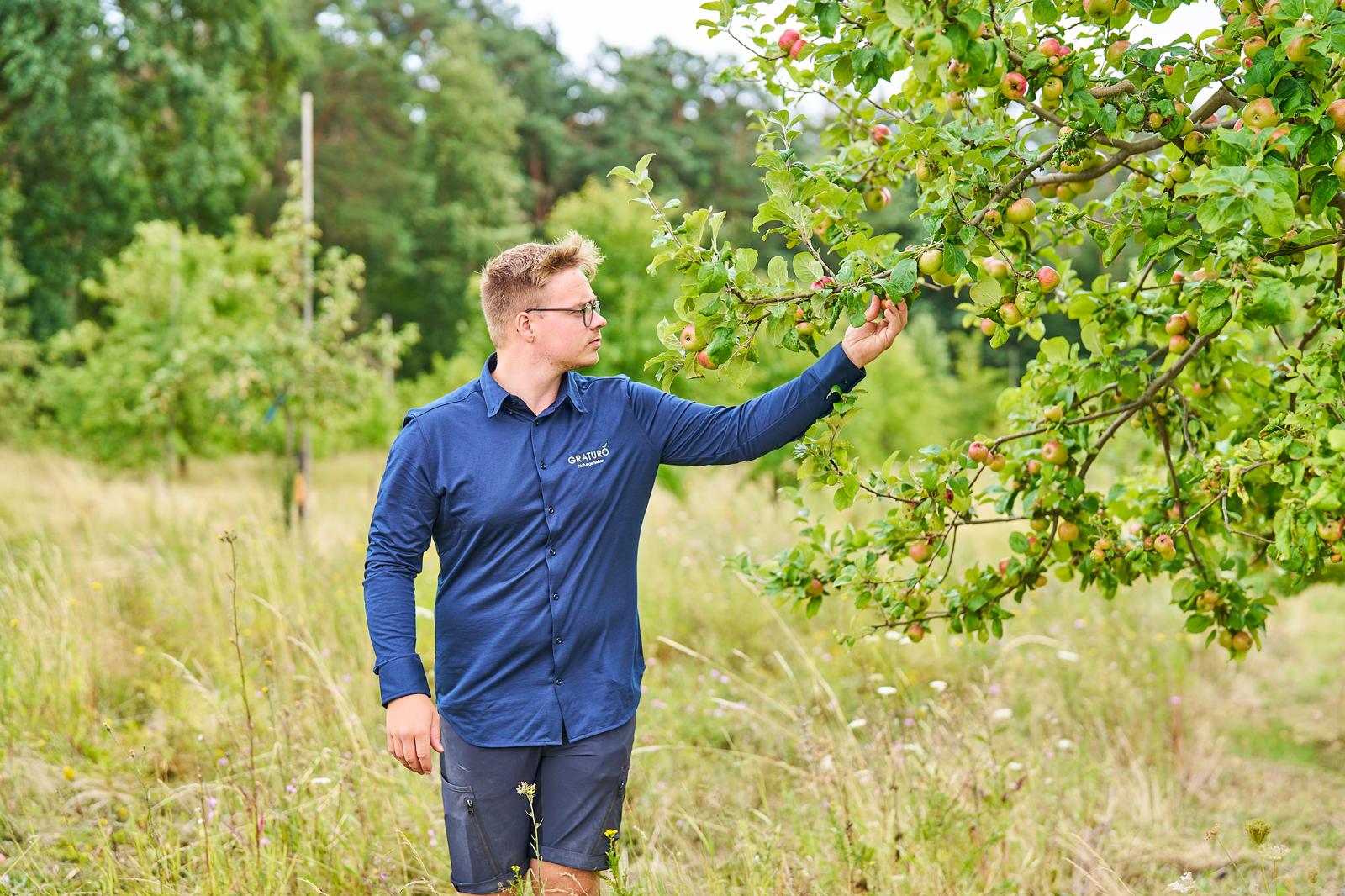 Christian bewundert den Obstbaum